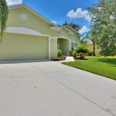 photo of a clean driveway recently resurfaced\